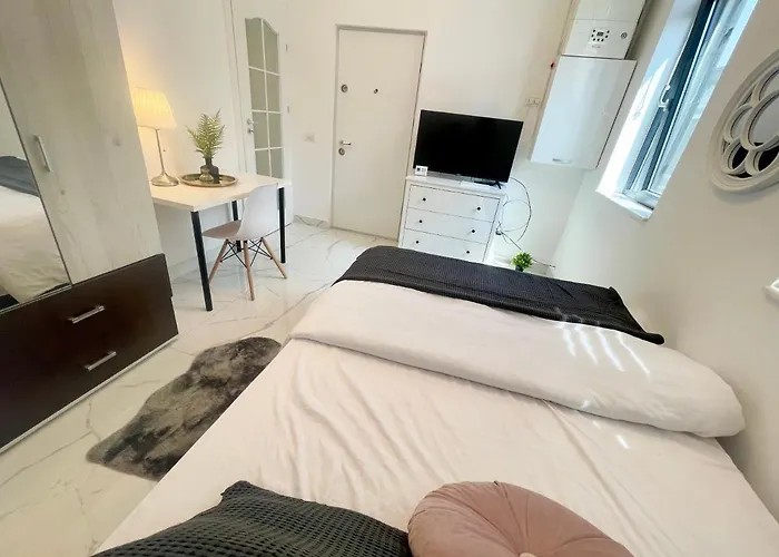 Cozy Small Near Park Apartment