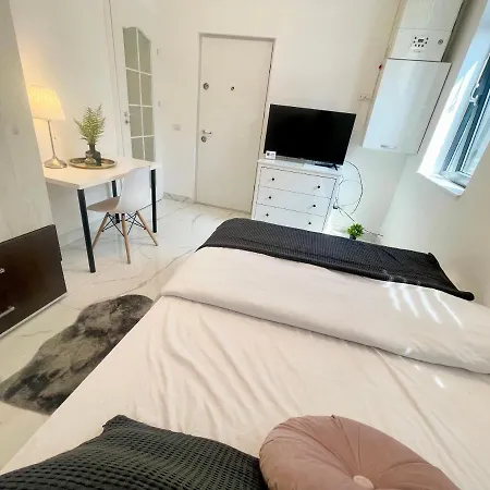 Cozy Small Near Park Apartament