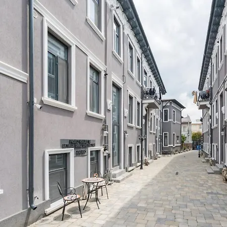 Cozy Small Near Park Apartament *